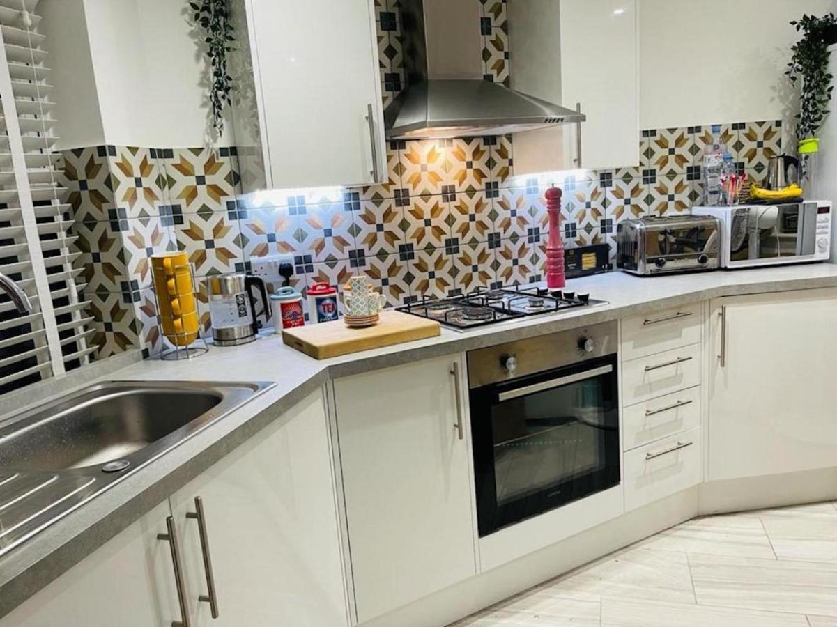 Bagshot Pennyhill Camberley Ascot Luxury 2 Beds 1 Bath Sleeps 4 Pets Ok Permit Parking Διαμέρισμα Εξωτερικό φωτογραφία