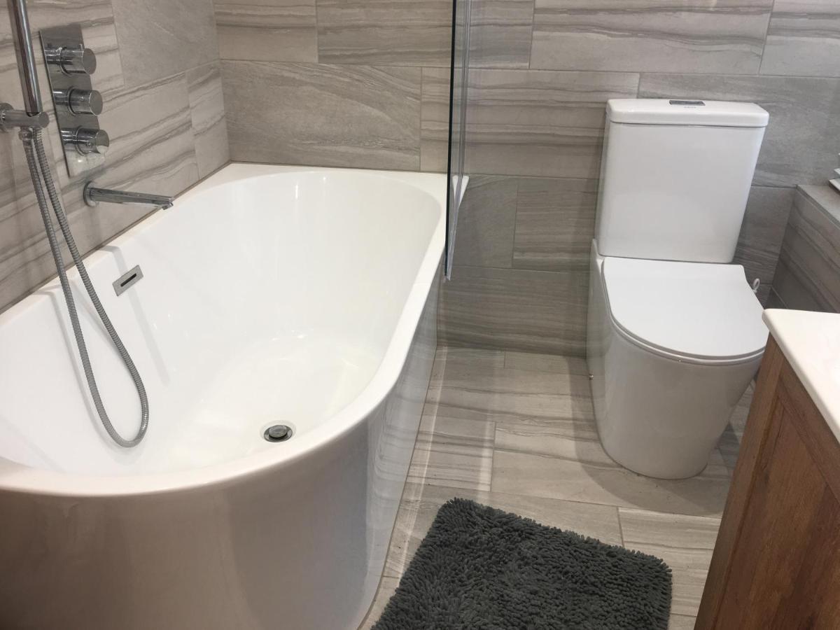 Bagshot Pennyhill Camberley Ascot Luxury 2 Beds 1 Bath Sleeps 4 Pets Ok Permit Parking Διαμέρισμα Εξωτερικό φωτογραφία