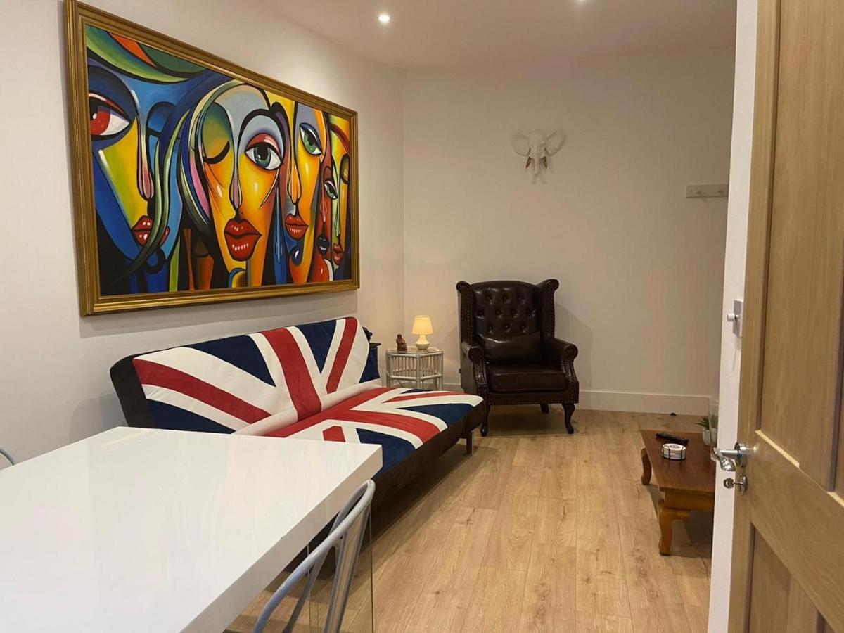 Bagshot Pennyhill Camberley Ascot Luxury 2 Beds 1 Bath Sleeps 4 Pets Ok Permit Parking Διαμέρισμα Εξωτερικό φωτογραφία