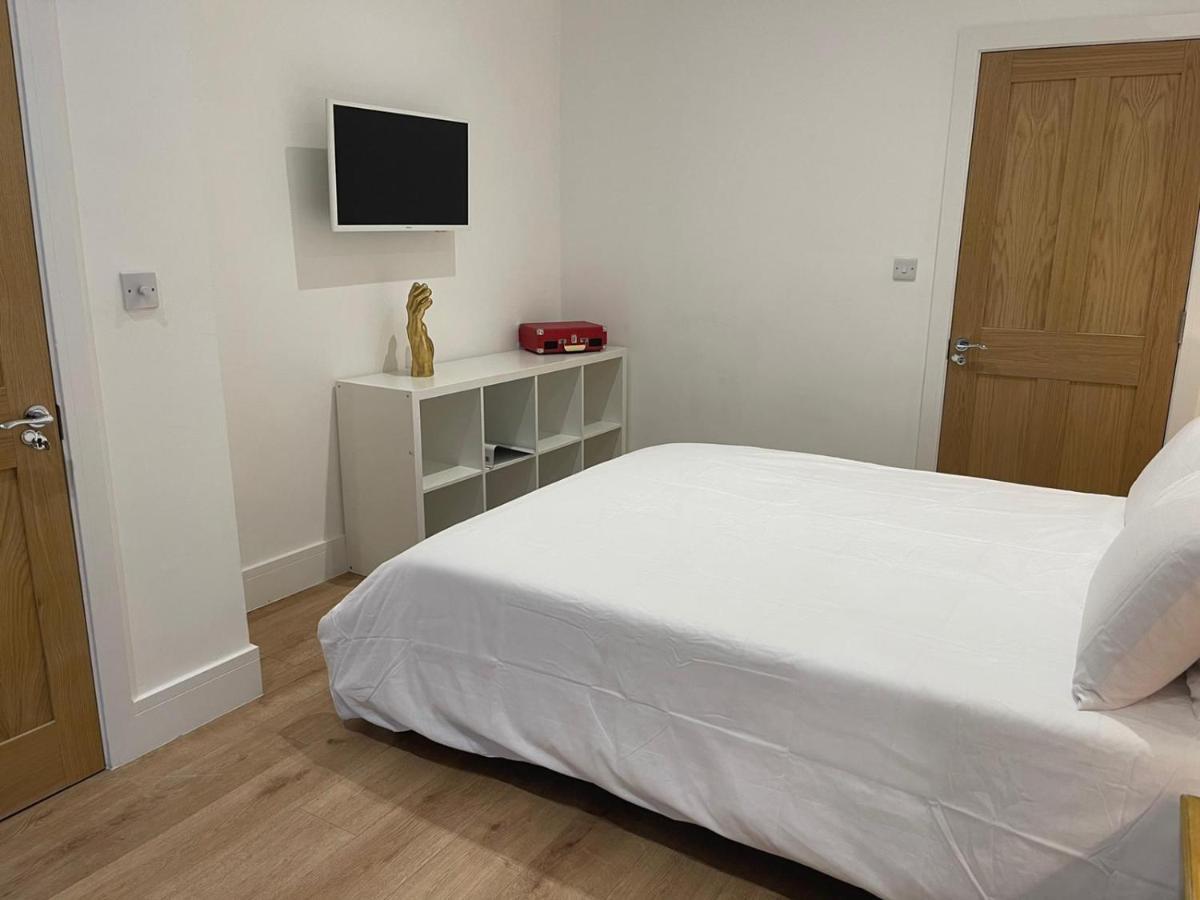 Bagshot Pennyhill Camberley Ascot Luxury 2 Beds 1 Bath Sleeps 4 Pets Ok Permit Parking Διαμέρισμα Εξωτερικό φωτογραφία