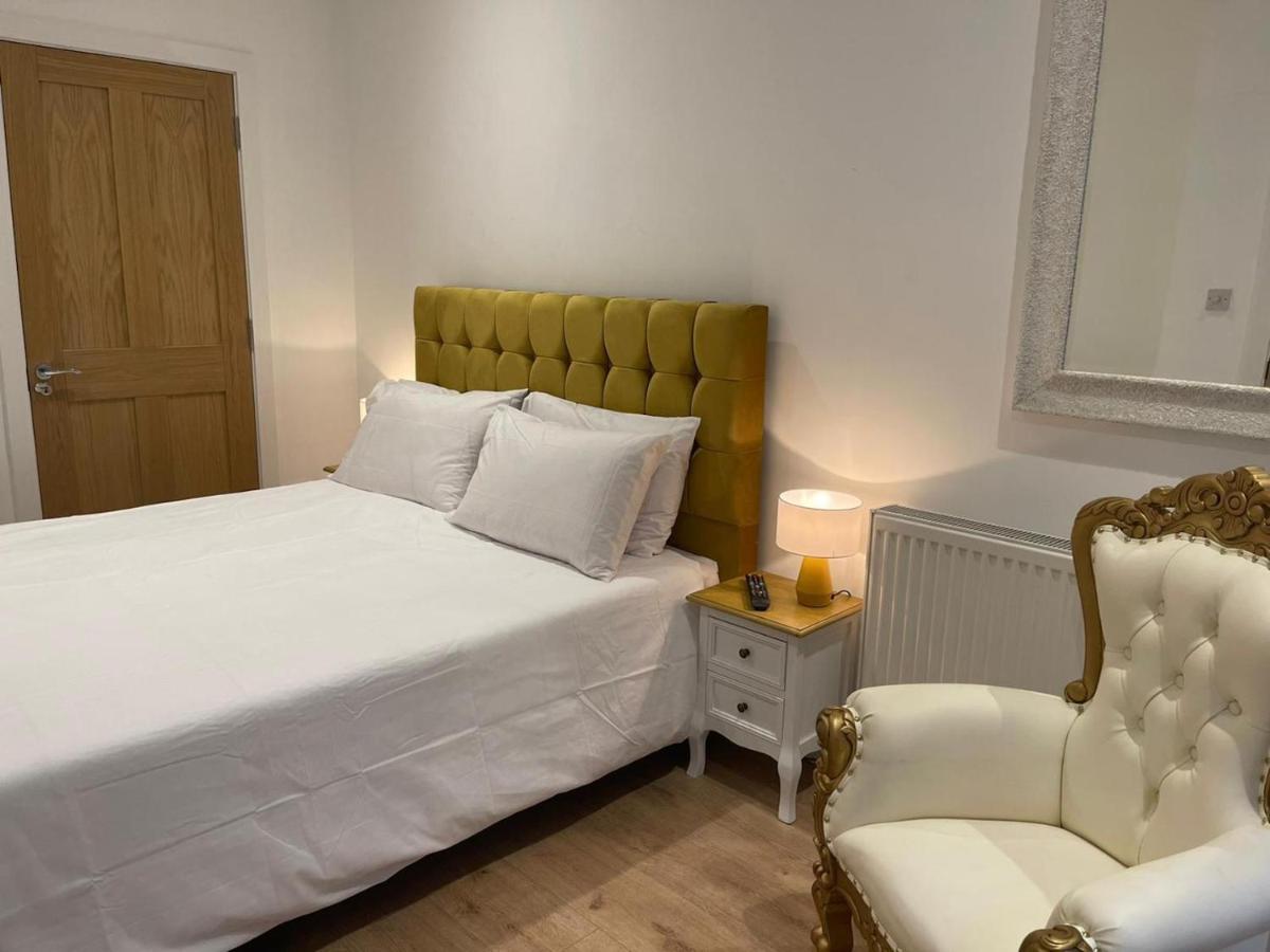 Bagshot Pennyhill Camberley Ascot Luxury 2 Beds 1 Bath Sleeps 4 Pets Ok Permit Parking Διαμέρισμα Εξωτερικό φωτογραφία