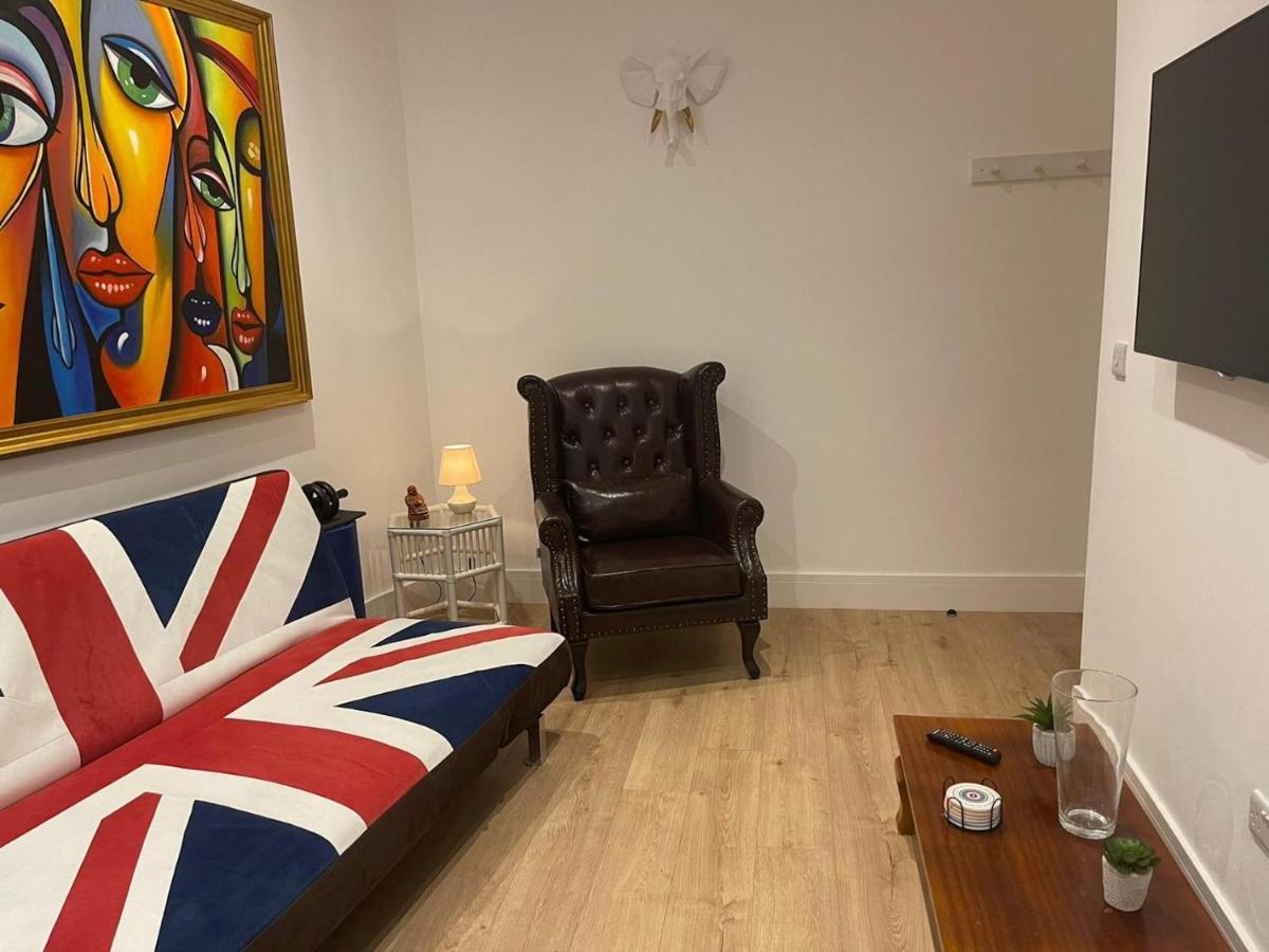 Bagshot Pennyhill Camberley Ascot Luxury 2 Beds 1 Bath Sleeps 4 Pets Ok Permit Parking Διαμέρισμα Εξωτερικό φωτογραφία