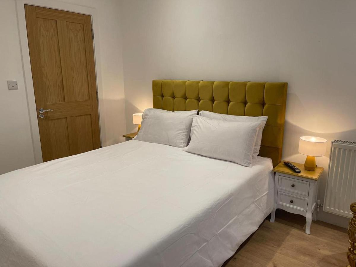 Bagshot Pennyhill Camberley Ascot Luxury 2 Beds 1 Bath Sleeps 4 Pets Ok Permit Parking Διαμέρισμα Εξωτερικό φωτογραφία