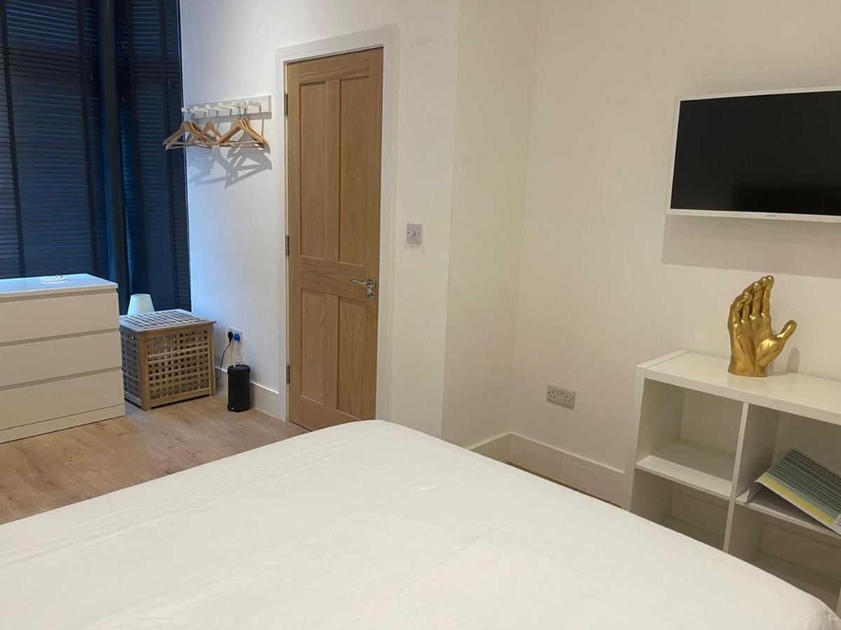 Bagshot Pennyhill Camberley Ascot Luxury 2 Beds 1 Bath Sleeps 4 Pets Ok Permit Parking Διαμέρισμα Εξωτερικό φωτογραφία